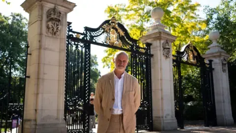 Sculptor Plans to Reflect Royal's Dignity in Statue