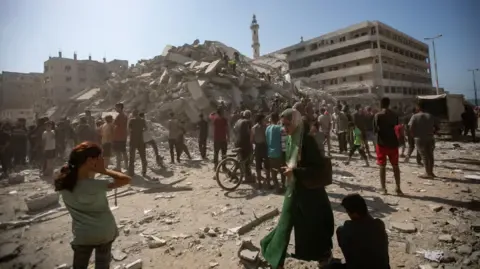 Escalated Artillery Offensive Persists in Gaza City